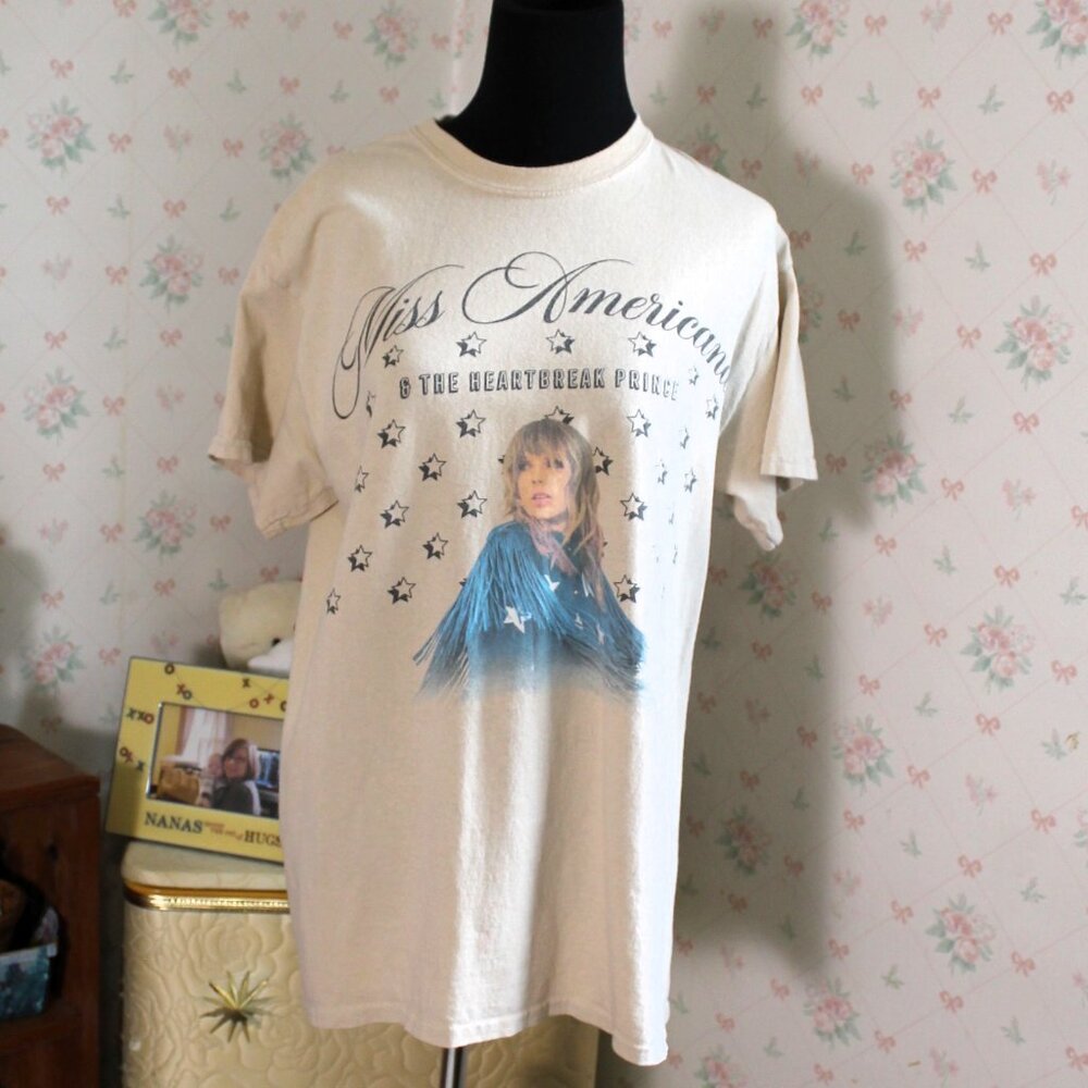 Taylor Swift Miss Americana Beige T-Shirt 2019, Unisex Small (Women's Medium)